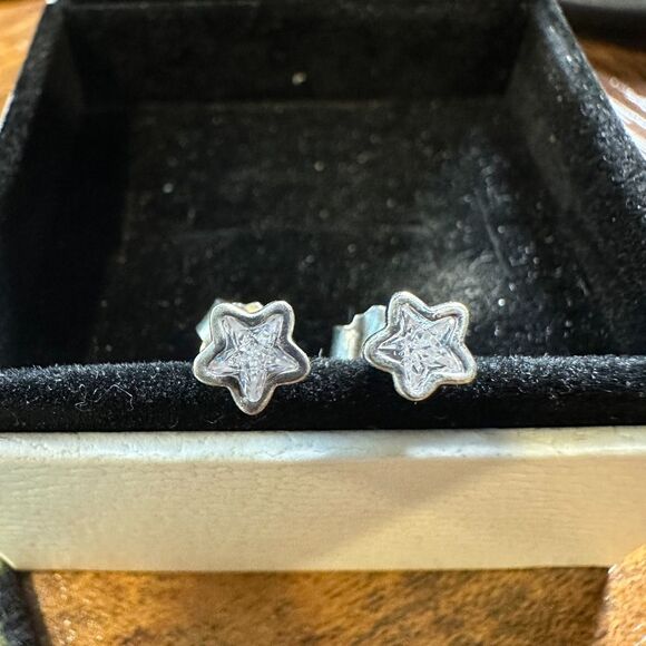 Authentic PANDORA Sparkling Star Stud Earrings CZ 290597CZ - Picture 1 of 4